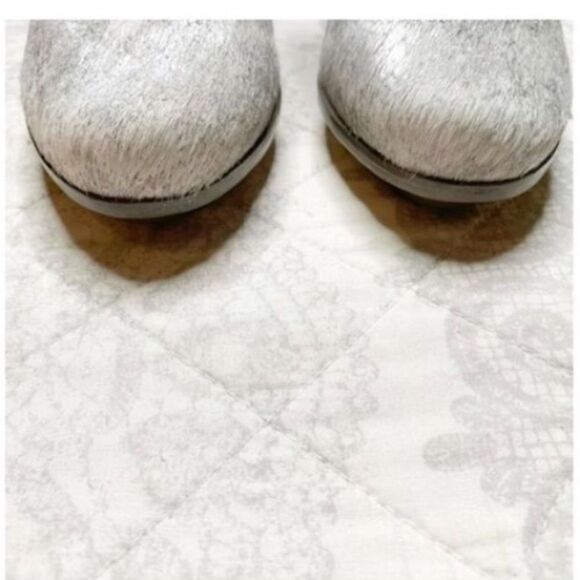 Alice & Olivia Size 5 Miranda Calf Hair Platform Pump Heels Silver White Glam - Picture 10 of 12